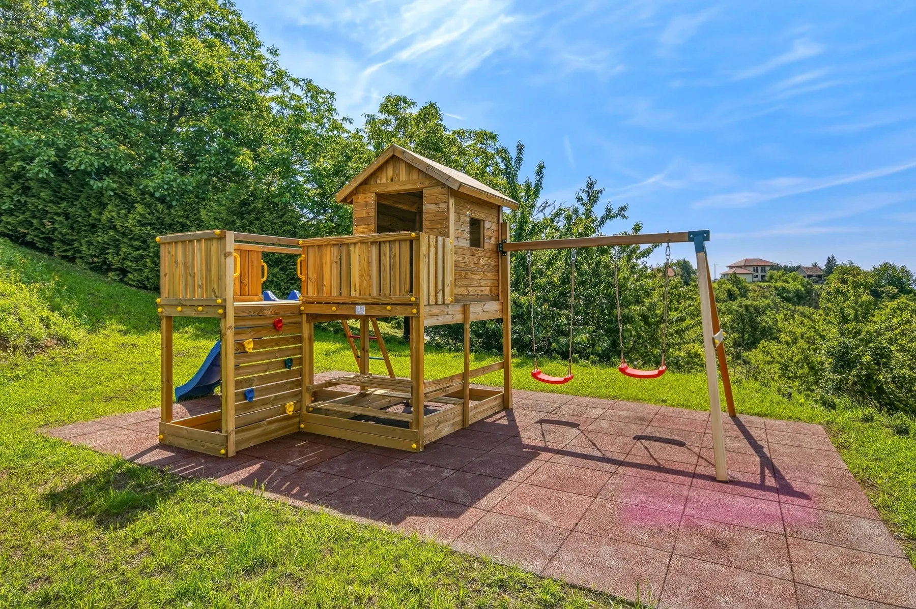 Children’s playground and trampoline at Villa Medvednica